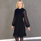 👗✨ Czarna sukienka z cekinami, przezroczyste rękawy w kształcie balonów, falbanki u dołu, metalowe pierścienie — elegancka, kobieca, wyrafinowana 👗