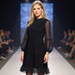 👗✨ Czarna sukienka z cekinami, przezroczyste rękawy w kształcie balonów, falbanki u dołu, metalowe pierścienie — elegancka, kobieca, wyrafinowana 👗