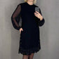 👗✨ Czarna sukienka z cekinami, przezroczyste rękawy w kształcie balonów, falbanki u dołu, metalowe pierścienie — elegancka, kobieca, wyrafinowana 👗