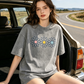 👚 50% ОТСТЪПКА СЕГА! 🌼 Дамска тениска с щампа на маргаритка – мека памучна, весела щампа и перфектна за разхлабени летни дни ☀️
