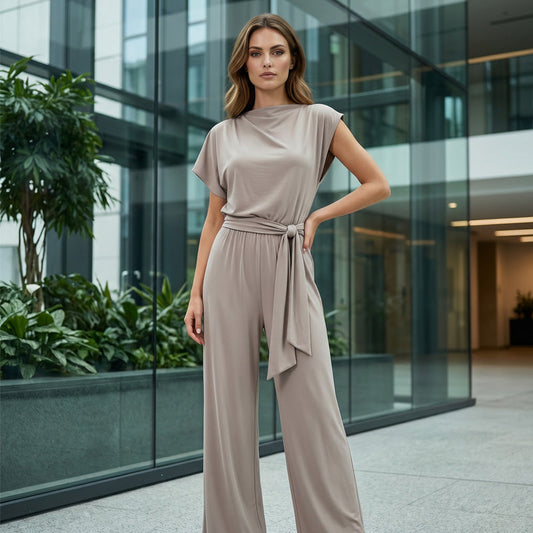 Damenmode: Einfarbiges Set aus asymmetrischem Oberteil und Hose