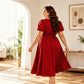 👗✨ Sukienka midi w kropki, z kwadratowym dekoltem, rękawami balonowymi i sznurkiem w talii — rozmiary XL–4XL, kolor czerwony, zielony, granatowy 👗