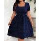 👗✨ Sukienka midi w kropki, z kwadratowym dekoltem, rękawami balonowymi i sznurkiem w talii — rozmiary XL–4XL, kolor czerwony, zielony, granatowy 👗