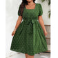 👗✨ Sukienka midi w kropki, z kwadratowym dekoltem, rękawami balonowymi i sznurkiem w talii — rozmiary XL–4XL, kolor czerwony, zielony, granatowy 👗