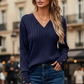 😍✨ Sweter z dekoltem w serek, długimi rękawami, guzikami na mankietach i pionowym wzorem — czarny, zielony, brązowy, bordowy ❤️