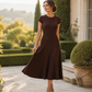 👗✨ Dzianinowa sukienka midi z prążkami, szczotkowana, z krótkimi rękawami, o kroju w kształcie litery A — miękka, elegancka, ponadczasowa 👗