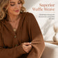 😍✨ Sweter z dzianiny typu waffle z kapturem, dekoltem w serek zapinanym na guziki, luźnym krojem — biały, czarny, granatowy, brzoskwiniowy, karmelowy — rozmiary S–2XL ❤️