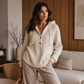 😍✨ Sweter z dzianiny typu waffle z kapturem, dekoltem w serek zapinanym na guziki, luźnym krojem — biały, czarny, granatowy, brzoskwiniowy, karmelowy — rozmiary S–2XL ❤️