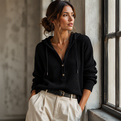 😍✨ Sweter z dzianiny typu waffle z kapturem, dekoltem w serek zapinanym na guziki, luźnym krojem — biały, czarny, granatowy, brzoskwiniowy, karmelowy — rozmiary S–2XL ❤️