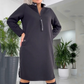 😎✨ Lekka sportowa sukienka midi, półstojący kołnierz z zamkiem błyskawicznym, boczne paski z napisami, rozcięcie z boku — czarna, rozmiary S–4XL 🔝