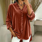 Damska bluzka w jednolitym kolorze z falbanką przy dekolcie